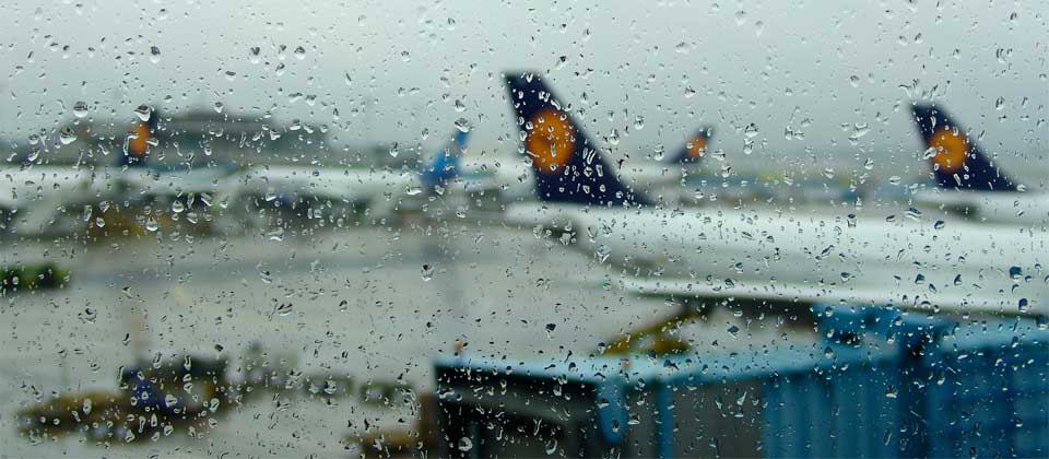 Vliegtuigen-achter-een-regen-raam