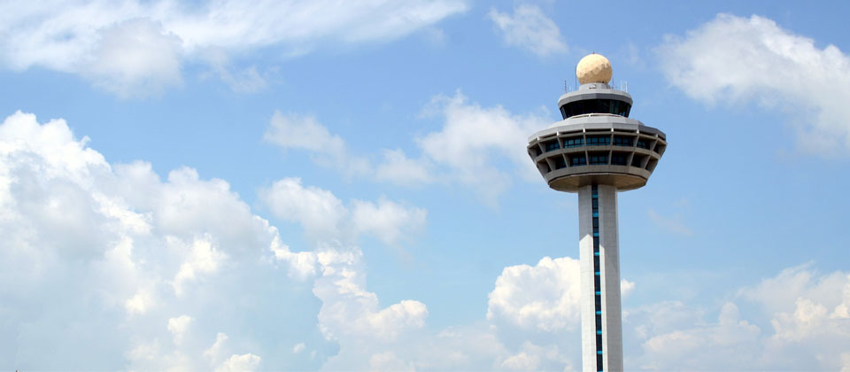 Luchtverkeerstoren in de wolken