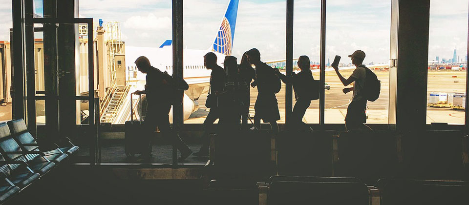 Groep passagiers wacht op boarden