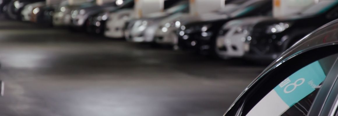 Overdekte parkeerplaats met geparkeerde auto's bij Schiphol